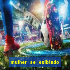 mulher se exibindo ao vivo