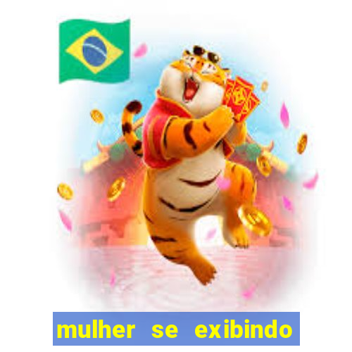 mulher se exibindo ao vivo